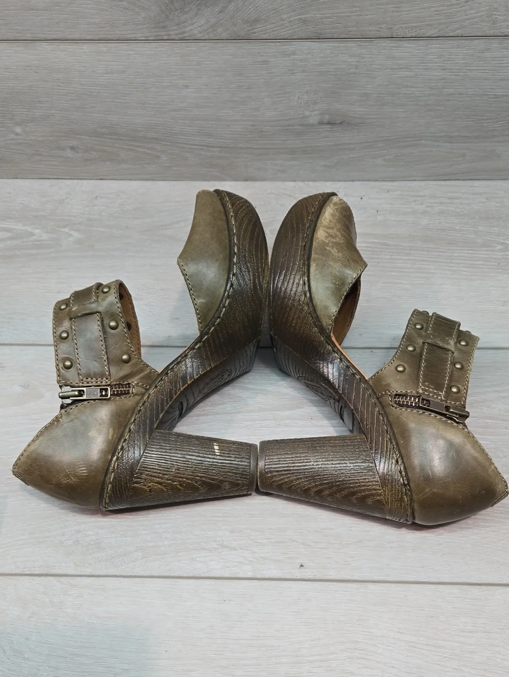Born Women’s Distressed Leather Olive Green Chunky Heel Sandals Shoes Sz 7